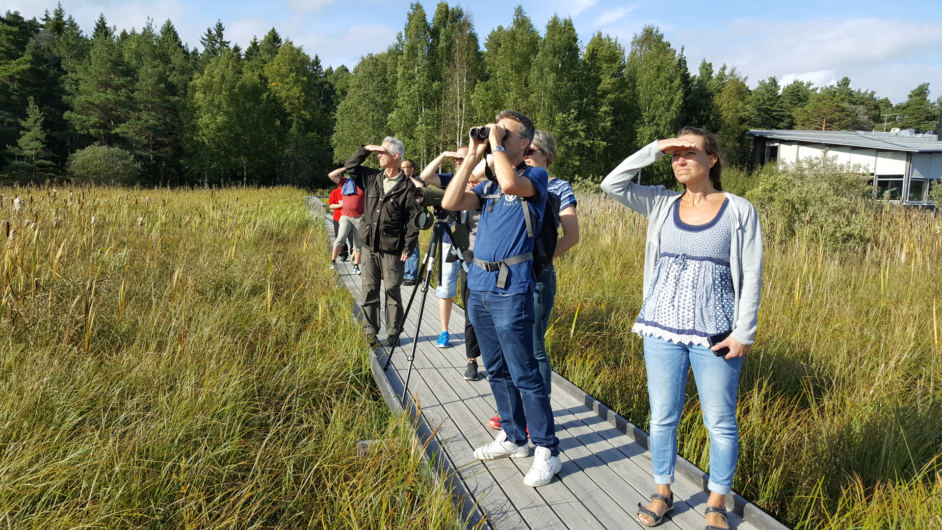 På eftermiddagen fanns det flera olika aktiviteter man kunde ta del av. Några valde att ge sig ut på strandängarna i jakt på fåglar.